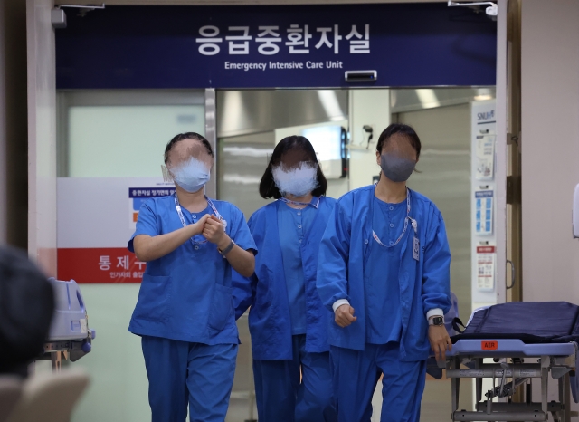서울 시내 한 대형병원 응급중환자실에서 간호사들이 바쁘게 움직이고 있다. 뉴시스