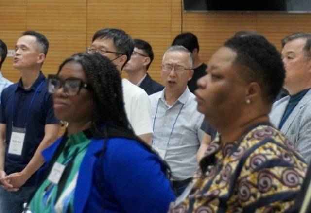 한 총회 회원이 1일 경기도 광주 소망수양관에서 열린 PCUSA NCKPC 총회 중 기도하고 있다. NCKPC 제공