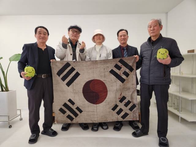 1일 독립운동가의 후손들이 3·1운동 105주년을 기념해 한자리에 모였다. 왼쪽부터 이봉창 의사의 증손자 이세웅씨, 김붕준 의사의 손자 김임용씨, 윤봉길 의사의 손녀 윤인선씨, 방기용 의사의 손자 방문석씨, 유관순 열사의 조카 유장부씨. 사단법인 따뜻한하루 제공