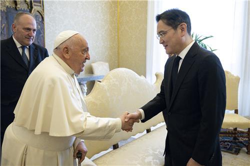이재용 삼성전자 회장이 4월 27일(현지시간) 바티칸 사도궁에서 프란치스코 교황과 만나 악수하고 있다. / 사진=바티칸 미디어 제공