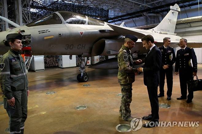 프랑스 공군기지를 방문한 에마뉘엘 마크롱 대통령 [AFP 연합뉴스]