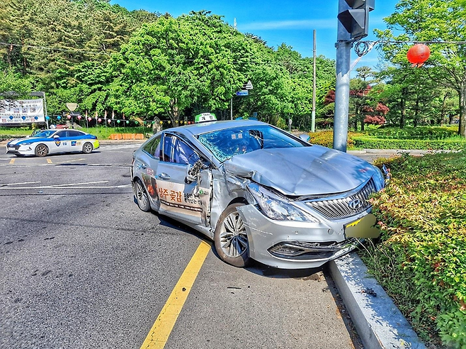 시내버스와 충돌한 택시. [사진 출처 = 울산소방본부]