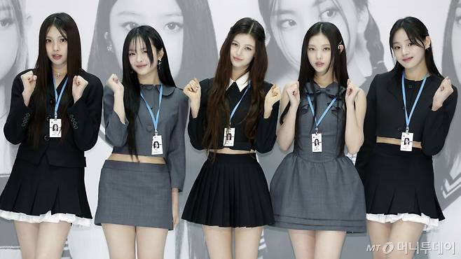 인천공항세관 홍보대사에 위촉된 그룹 '뉴진스'가 지난 3월22일 인천국제공항 제1여객터미널 밀레니엄홀에서 열린 홍보대사 위촉식 행사장에서 포즈를 취하고 있다. /사진=뉴시스