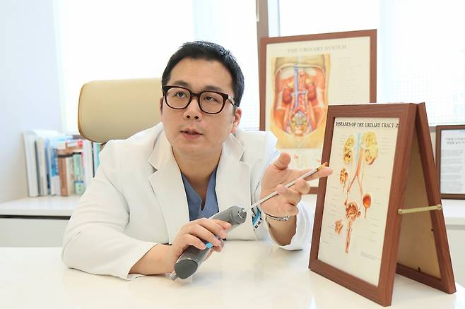 김태진 일산차병원 비뇨의학과 수석과장이 리줌 시스템을 설명하고 있다./사진=일산차병원