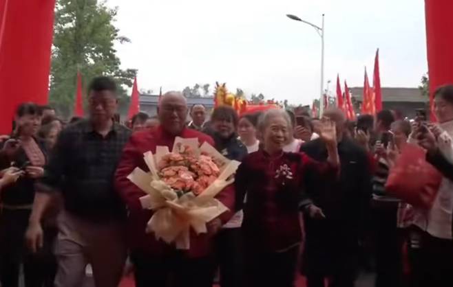 86세 중국 남성이 대학 시절 첫사랑이었던 여성과 약 60년 만에 결혼에 성공했다./사진=더우인