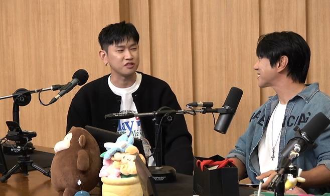 사진=왼쪽부터 크러쉬, 황치열/SBS 파워FM ‘두시탈출 컬투쇼’ 캡처