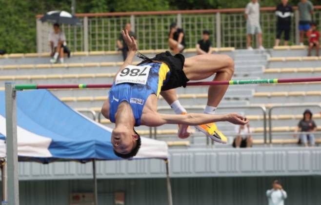 우상혁이 지난해 열린 제77회 전국육상경기선수권대회 높이뛰기에서 세계 타이기록을 수립하는 모습. 자료사진