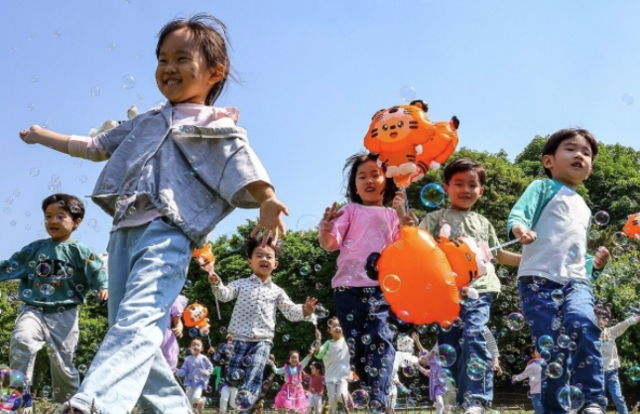 공원을 뛰어 다니는 어린이들의 밝은 모습. 연합뉴스