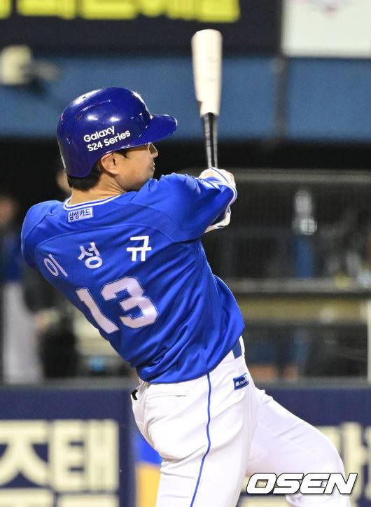 [OSEN=잠실, 김성락 기자] 1일 오후 서울 잠실야구장에서 ‘2024 신한 SOL뱅크 KBO리그’ 두산 베어스와 삼성 라이온즈의 경기가 열렸다.이날 홈팀 두산은 브랜든, 원정팀 삼성은 이호성을 선발 투수로 내세운다.7회말 2사 1, 2루 삼성 이성규가 3점 홈런을 날리고 있다. 2024.05.01 / ksl0919@osen.co.kr