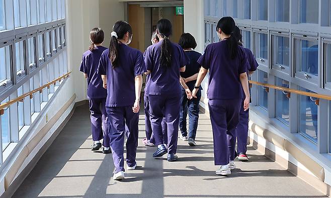 한 대학병원에서 간호사들이 이동하고 있다. 연합뉴스