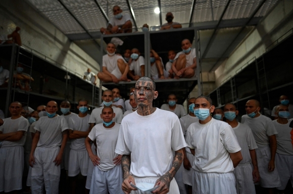 엘살바도르 감방에 모여있는 갱단 수감자들의 모습. AFP 연합뉴스 자료사진