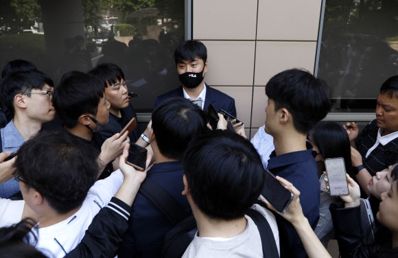 고등학교 시절 후배 폭행 혐의로 재판에 넘겨진 프로야구 두산 베어스 투수 이영하가 서울서부지방법원에서 1심 무죄 선고 후 법원을 빠져나와 취재진 질문에 답하고 있다. 2023.05.31 뉴시스
