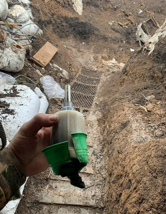 지난 4월 우크라이나 전장에서 회수된 러시아군이 발사한 탄약. 이는 최루 가스가 채워진 K-51 수류탄(사진)이라는 사실이 확인됐다.