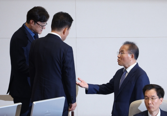 논쟁하는 국회의장과 여야 원내대표 - 2일 국회에서 열린 본회의에서 ‘해병대 채상병 사망사건 수사외압 의혹 특별검사법’ 상정을 두고 김진표 국회의장과 국민의힘 윤재옥 원내대표(오른쪽), 더불어민주당 홍익표 원내대표(왼쪽)가 논쟁을 벌이고 있다. 2024.5.2  연합뉴스