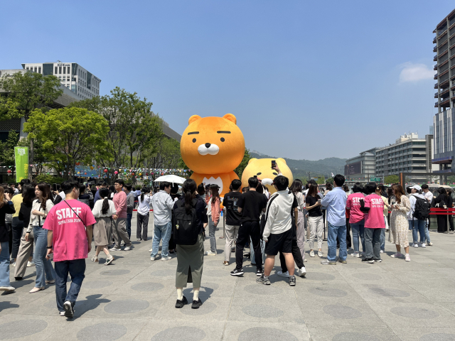 2일 서울 광화문 광장에서 열린 ‘서울페스타 2024’를 찾은 시민들. 김수호 기자