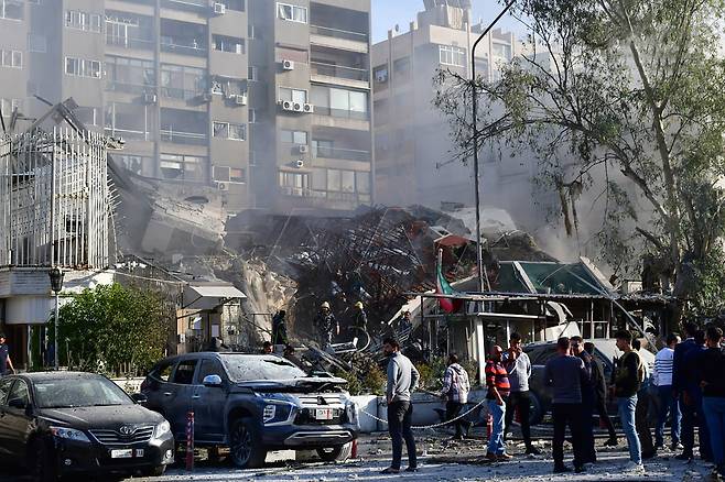 4월1일(현지 시각) 이스라엘 군의 폭격으로 파괴된 시리아 주재 이란 영사관 건물에서 구조대원들이 구조 활동을 벌이고 있다.ⓒUPI