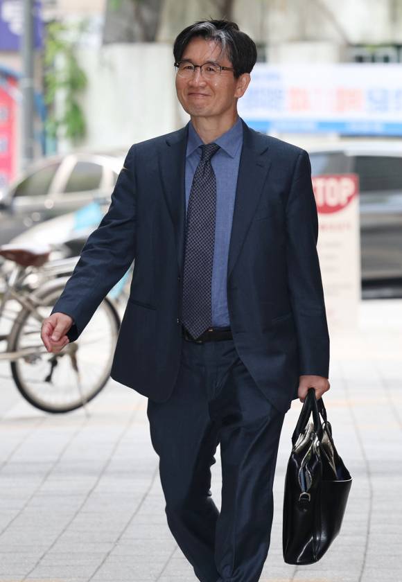 오동운 고위공직자범죄수사처장(공수처장) 후보자가 4월30일 오전 경기도 과천시에 마련된 인사청문회준비단 사무실로 출근하고 있다. ⓒ 연합뉴스