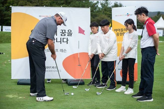 그레엄 맥도웰(왼쪽)이 더 CJ컵이 제주에서 처음 열린 2017년 브릿지 키즈 프로그램을 통해 한국 골프 유망주들에게 원포인트 레슨을 하고 있다. 사진제공 | CJ