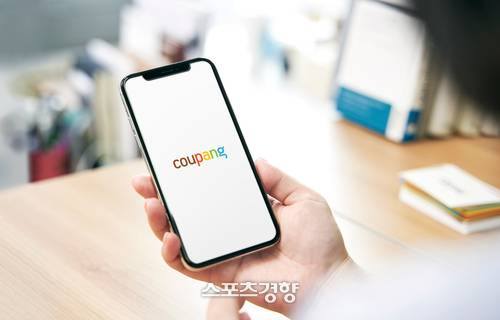 쿠팡은 와우 멤버십 요금을 종전 4990원에서 7890원으로 변경했다. 이는 이용자들에게 혜택을 늘리기 위함으로, 와우 멤버십으로 로켓배송 3번(배송비 3000원X3=9000원)만 주문해도 월맴버십 요금을 넘어선다.