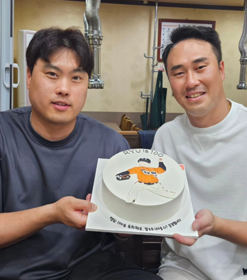 장민재가 준비한 100승 기념 케이크를 받고 기뻐하는 류현진. 99코퍼레이션 SNS 캡처
