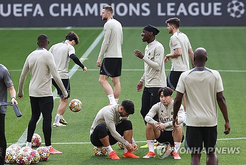 파리 생제르맹(PSG)은 2일(한국시간) 독일 도르트문트에 위치한 지그날 이두나 파크에서 열린 보루시아 도르트문트와의 2023-2024시즌 유럽축구연맹(UEFA) 챔피언스리그 준결승 1차전에서 0-1로 석패했다. 하지만 PSG는 2차전을 남겨두고 있고 도르트문트에게 역전 드라마를 쓴 기억이 있다. 연합뉴스