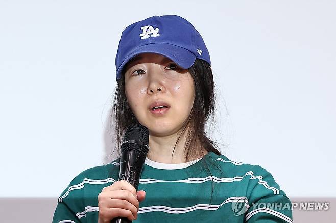 발언하는 민희진 대표 (서울=연합뉴스) 윤동진 기자 = 민희진 어도어 대표가 4월 25일 오후 서울 서초구 한국컨퍼런스센터에서 열린 입장 발표 기자회견에서 발언하고 있다. 2024.4.25 mon@yna.co.kr