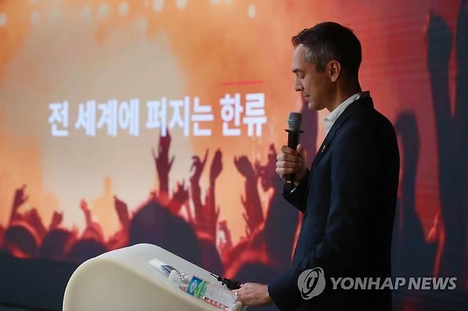 '전 세계에 퍼지는 한류' 소개하는 네이선 블레차르지크 에어비앤비 공동창업자 겸 CSO [연합뉴스 자료사진] 지난해 5월 17일 서울 중구 동대문디자인플라자(DDP)에서 열린 서울디자인재단X에어비앤비 협업 프로젝트 'DDP에서 특별한 하룻밤' 행사 기자간담회에서 네이선 블레차르지크 에어비앤비 공동창업자 겸 CSO가 발표를 하고 있다. 2023.5.17 photo@yna.co.kr