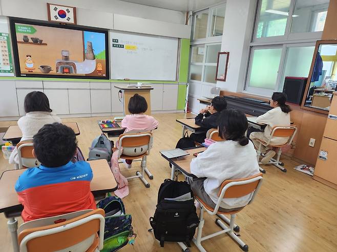 교육 영상 '옛사람들의 부엌이야기'를 보는 학생들  [국립나주박물관 제공. 재판매 및 DB 금지]