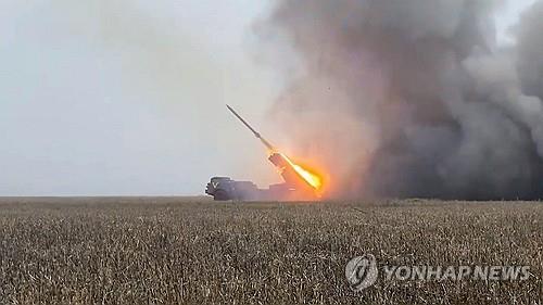 러시아군이 우크라이나 전선에서 다연장 로켓을 발사하는 모습 [타스=연합뉴스 자료사진. 재판매 및 DB 금지]