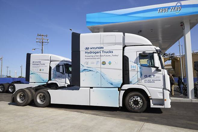 ‘캘리포니아 항만 친환경 트럭 도입 프로젝트(NorCAL ZERO)’의 일환으로 캘리포니아 항만 물류 운송에 투입된 현대차 엑시언트 수소전기트럭.(사진=현대차)