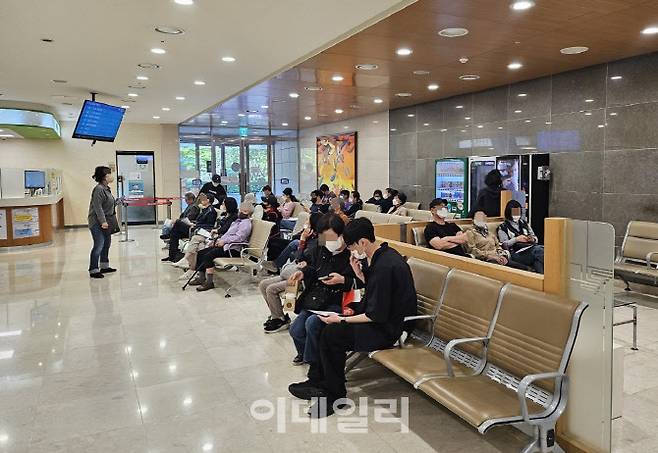 진료를 기다리는 환자들이 2일 서울 서초구 서울성모병원에서  의자에 앉은 채 대기하고 있다. (사진=김형환 기자)