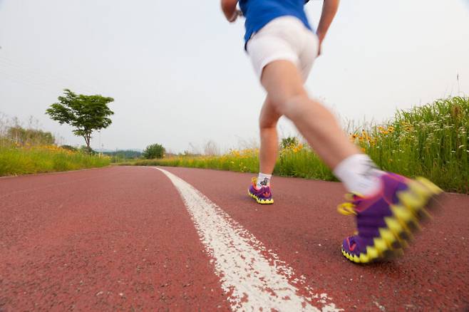 하루 30분 걷기 운동을 하면 혈관 건강 증진에 도움이 된다. [사진=클립아트코리아]