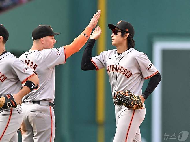 3일 보스턴 레드삭스전에서 멋진 수비 후 동료들과 하이파이브를 하는 이정후. ⓒ AFP=뉴스1