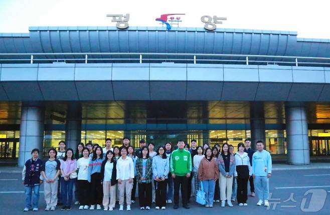 중국 정부 장학생 41명이 2일 북한 평양 공항에 도착했다. (사진출처=북한 주재 중국 대사관 공식 계정)