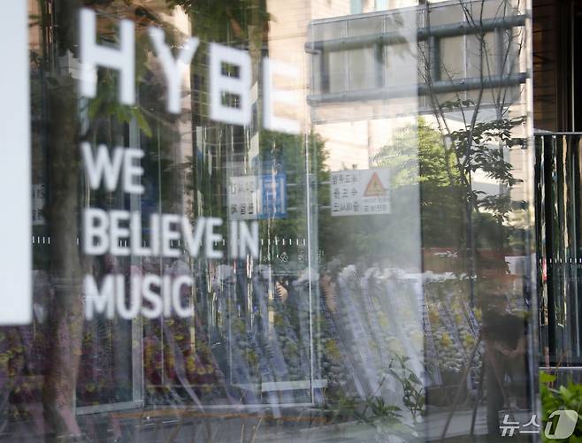 3일 오전 서울 용산구 하이브 사옥 앞에 방탄소년단(BTS) 팬덤 아미가 보낸 근조화환이 세워져 있다. ⓒ News1 권현진 기자