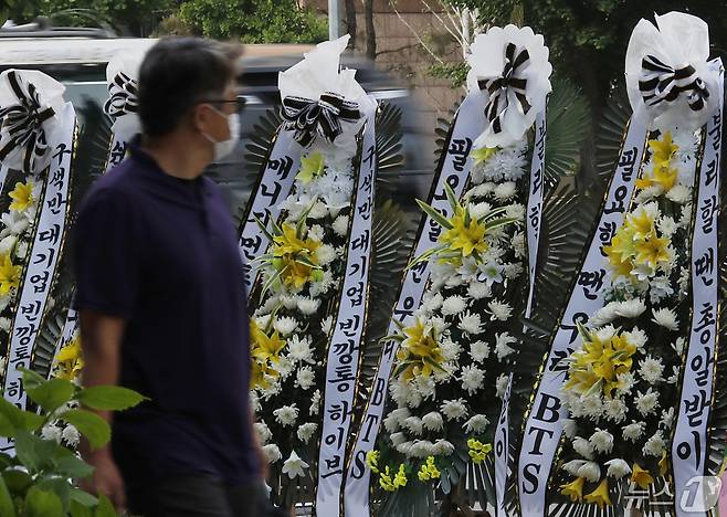 3일 오전 서울 용산구 하이브 사옥 앞에 방탄소년단(BTS) 팬덤 아미가 보낸 근조화환이 세워져 있다.ⓒ News1 권현진 기자