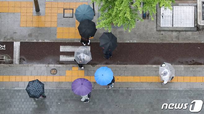 지난해 어린이날 서울 세종대로에서 우산을 쓴 시민들이 이동하고 있다. 2023.5.5/뉴스1 ⓒ News1 허경 기자