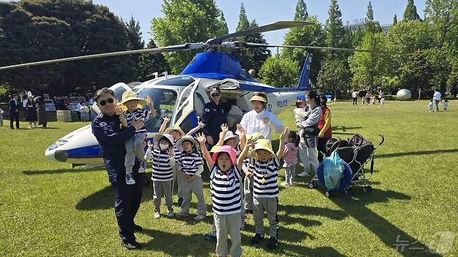 3일 경남도청 잔디광장에서 열린 경남경찰청 경찰헬기 체험행사에서 어린이들이 행사를 즐기고 있다.(경남경찰청 제공)