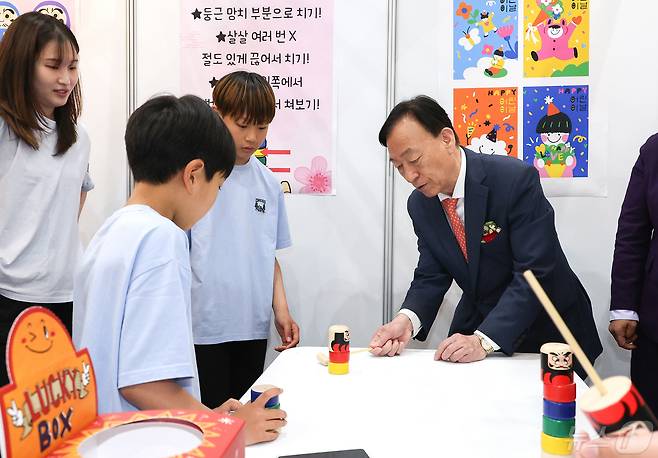 3일 대전컨벤션센터에서 열린 ‘제8회 대한민국 어린이 놀이 한마당’에서 설동호 교육감(오른쪽)이 체험마당 활동에 참여하고 있다. (대전교육청 제공)/뉴스1