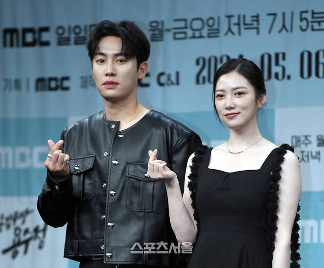 권화운, 임주은이 3일 서울 상암동 MBC에서 열린 ‘용감무쌍 용수정’ 제작발표회에서 포토타임을 갖고 있다. ‘용감무쌍 용수정’은 현대판 거상(巨商) 임상옥을 꿈꾸는 거침없는 상여자 용수정(엄현경 분)과 그녀에게 운명을 맡긴 악바리 짠돌이 여의주(서준영 분)가 함께하는 화끈하고 통쾌한 로맨스 복수극이다.2024. 5. 3.최승섭기자 thunder@sportsseoul.com