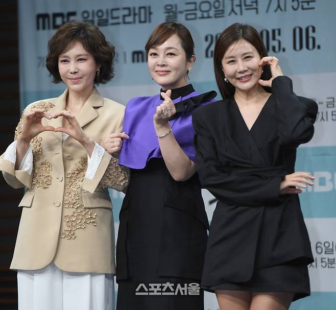 지수원, 이승연, 양정아(왼쪽부터)가 3일 서울 상암동 MBC에서 열린 ‘용감무쌍 용수정’ 제작발표회에서 포토타임을 갖고 있다. ‘용감무쌍 용수정’은 현대판 거상(巨商) 임상옥을 꿈꾸는 거침없는 상여자 용수정(엄현경 분)과 그녀에게 운명을 맡긴 악바리 짠돌이 여의주(서준영 분)가 함께하는 화끈하고 통쾌한 로맨스 복수극이다.2024. 5. 3.최승섭기자 thunder@sportsseoul.com