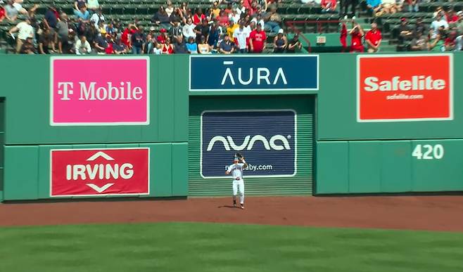 1회초 이정후가 친 우중간 깊숙한 타구를 보스턴 중견수 재런 두란이 뒷걸음치며 잡아내고 있다. 사진=MLB.TV 캡처