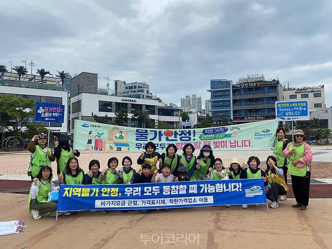 여수시가 바가지요금 없는 거북선축제 만들기를 위해 지난 1일 해양공원과 낭만포차 일원에서 물가안정 분위기 조성을 위한 캠페인을 펼쳤다.