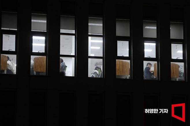 비 내리는 주말 밤 경기도의 한 도서관에서 청년들이 공부하고 있다. 사진=허영한 기자