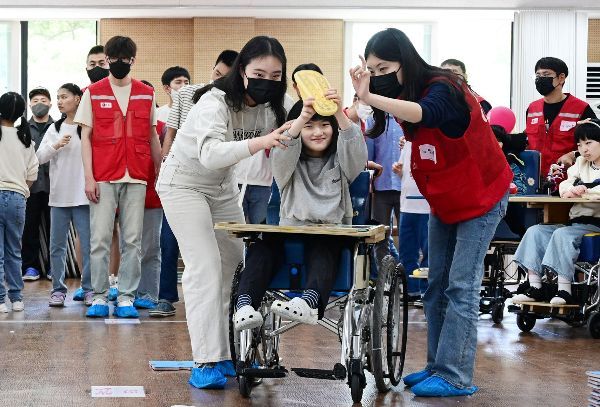 LG전자 임직원들이 2일 서울시 강동구에 위치한 암사재활원에서 열린 '오늘은 어린이날' 행사에서 장애 아동 및 청소년들과 함께 작은 운동회에 참여하고 있다. [사진제공=LG전자]