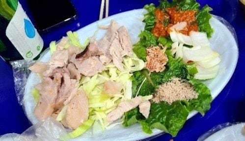 작년 5월 전북 남원의 '춘향제' 야시장에서 4명이 각 한 점씩 먹고 난 뒤의 통돼지 바비큐(4만원) 사진. /온라인 커뮤니티