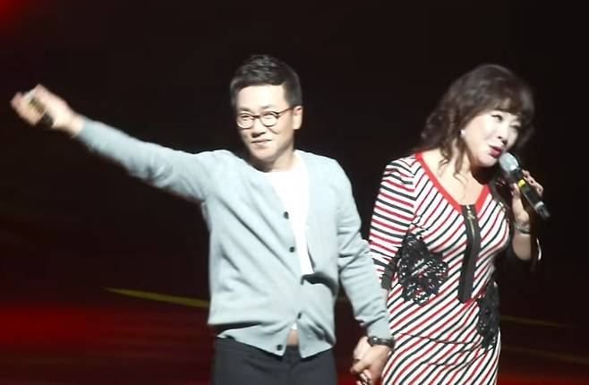 2016년 한 무대에서 아나운서 유영재와 가수 노사연이 손을 잡고 있는 모습. /유튜브 뿡어랑