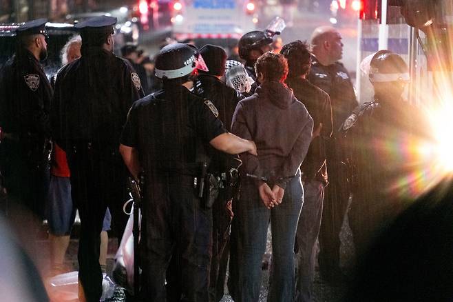 뉴욕시 경찰이 뉴욕 컬럼비아 대학교 캠퍼스 근처에서 시위대를 연행하고 있다. /AP