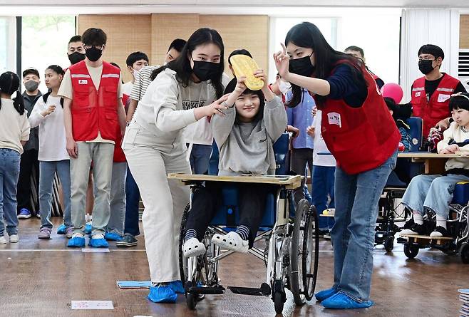 LG전자 임직원들이 지난 2일 서울시 강동구에 있는 암사재활원에서 열린 '오늘은 어린이날' 행사에서 장애 아동 및 청소년들과 함께 작은 운동회에 참여하고 있다./LG전자 제공