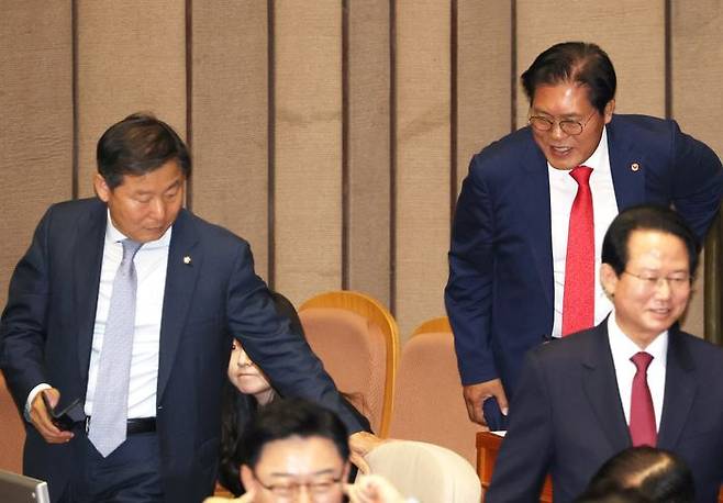 국민의힘 이철규 의원과 송석준 의원이 2일 국회에서 열린 본회의에서 인사를 하고 있다. ⓒ연합뉴스